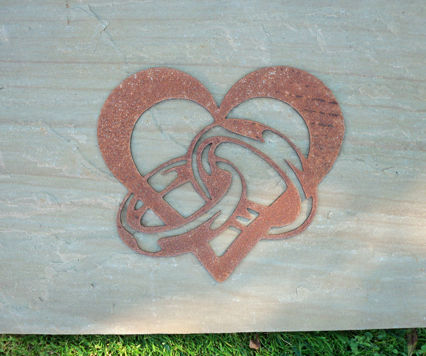 Rusty Metal LOVE HEART with Entwined Rings Garden Ornament. Rustic Garden Decor. Metal HEART Garden Decoration. Rusted Steel Vintage Garden Art.