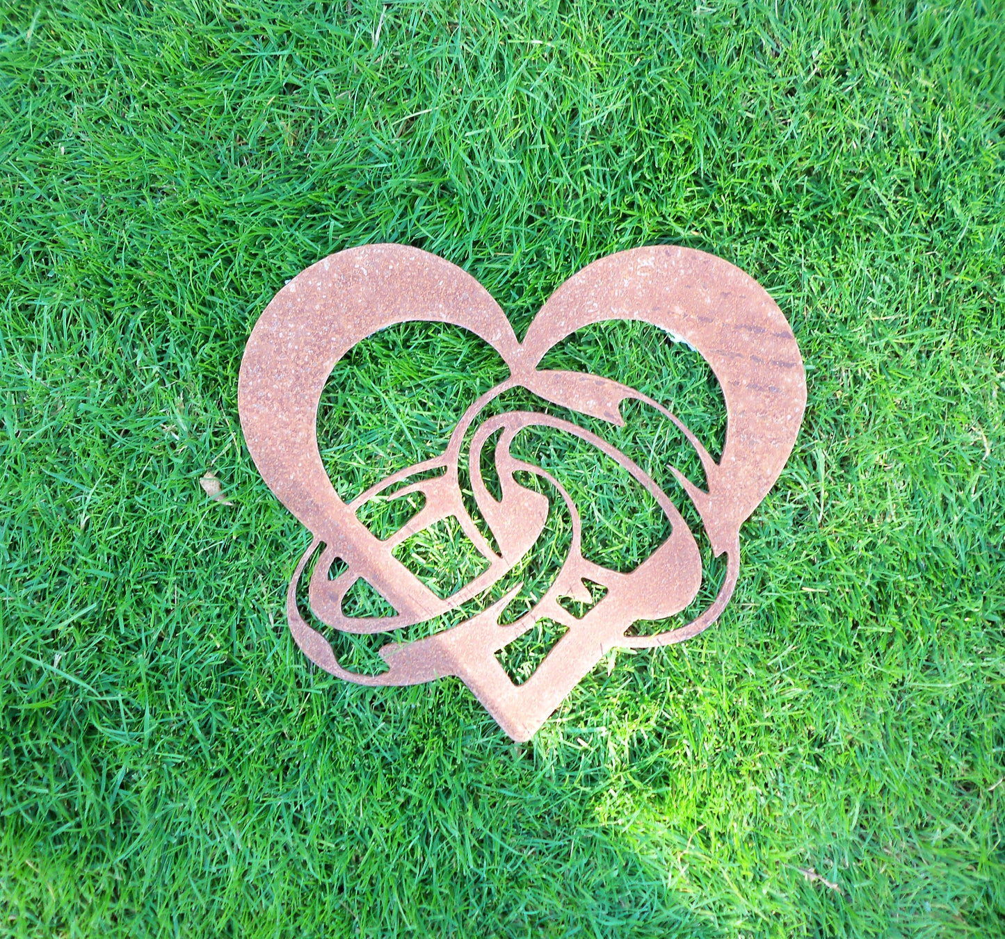 Rusty Metal LOVE HEART with Entwined Rings Garden Ornament. Rustic Garden Decor. Metal HEART Garden Decoration. Rusted Steel Vintage Garden Art.