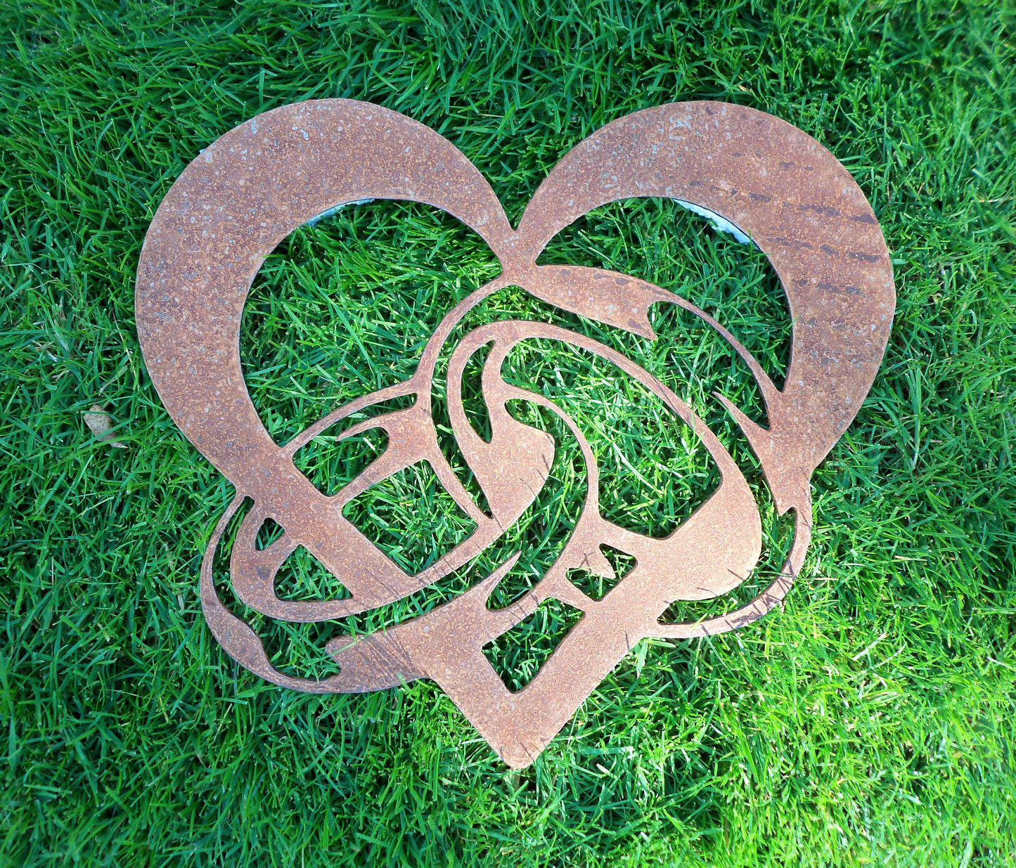 Rusty Metal LOVE HEART with Entwined Rings Garden Ornament. Rustic Garden Decor. Metal HEART Garden Decoration. Rusted Steel Vintage Garden Art.