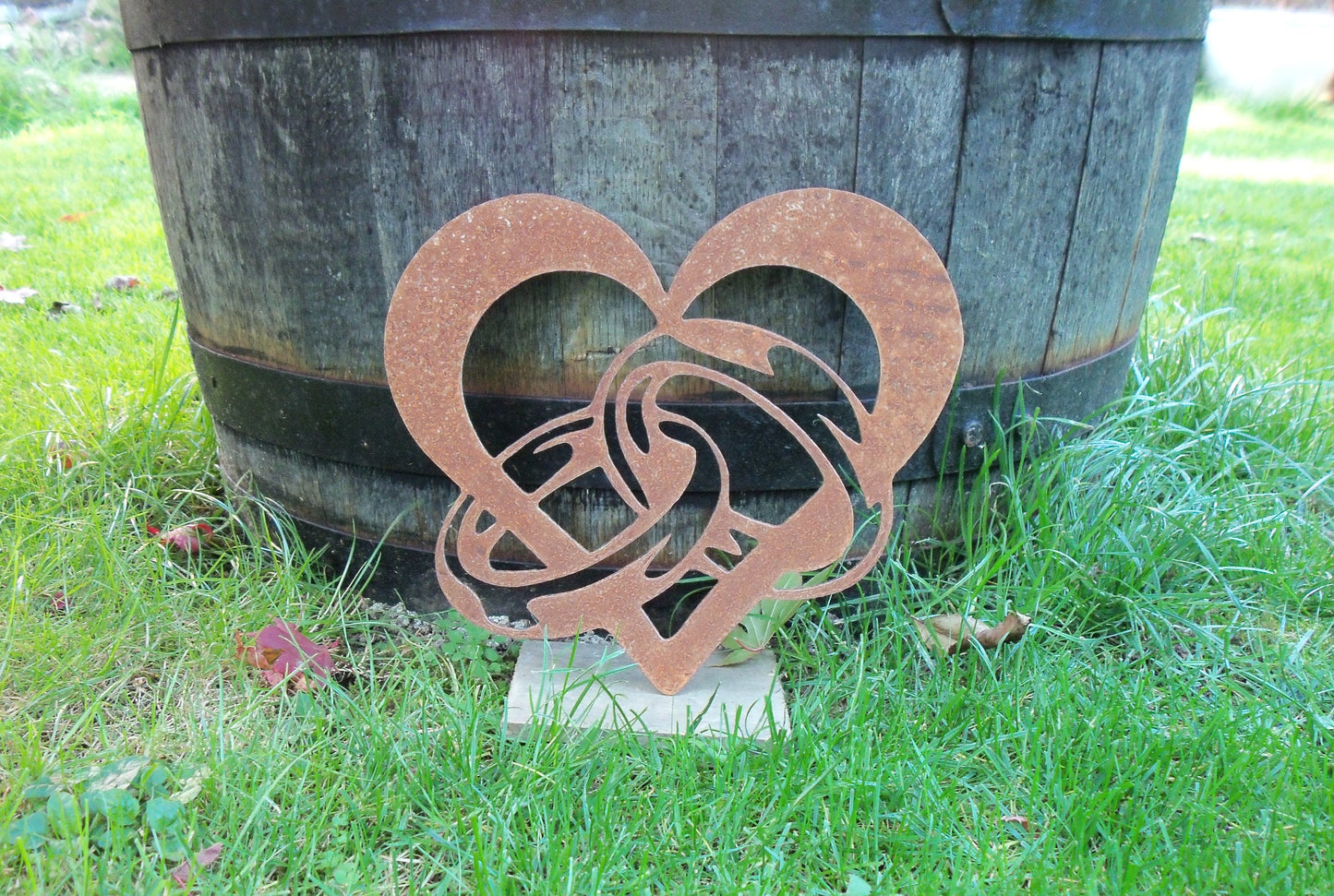 Rusty Metal LOVE HEART with Entwined Rings Garden Ornament. Rustic Garden Decor. Metal HEART Garden Decoration. Rusted Steel Vintage Garden Art.