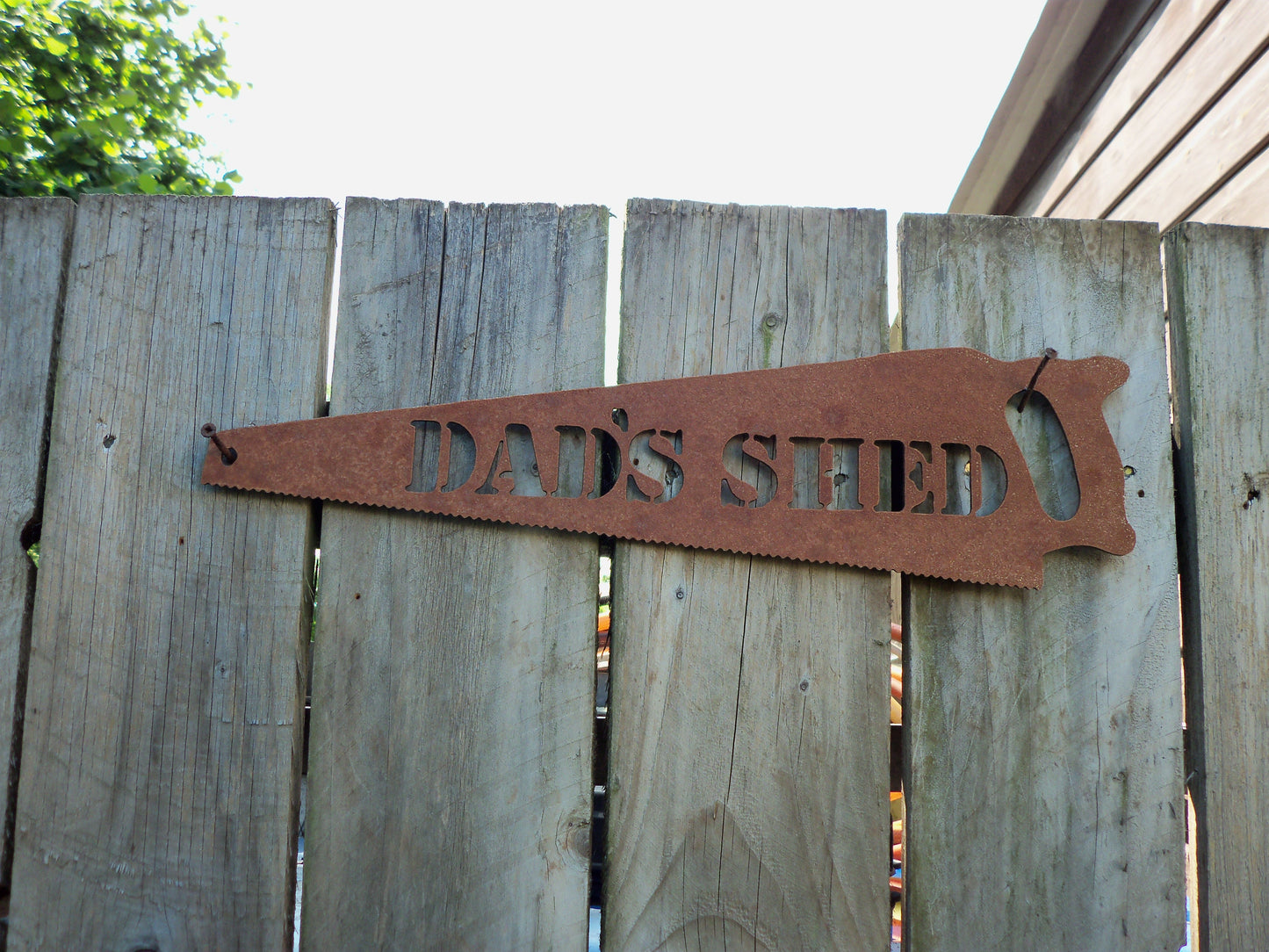 Rusty Metal HANDSAW 'DAD'S SHED' Sign Plaque Garden Ornament. Rustic Garden Decor. Metal Garden Decoration. Rusted Steel Garden Art. Gift.