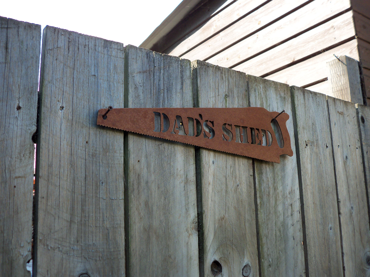 Rusty Metal HANDSAW 'DAD'S SHED' Sign Plaque Garden Ornament. Rustic Garden Decor. Metal Garden Decoration. Rusted Steel Garden Art. Gift.