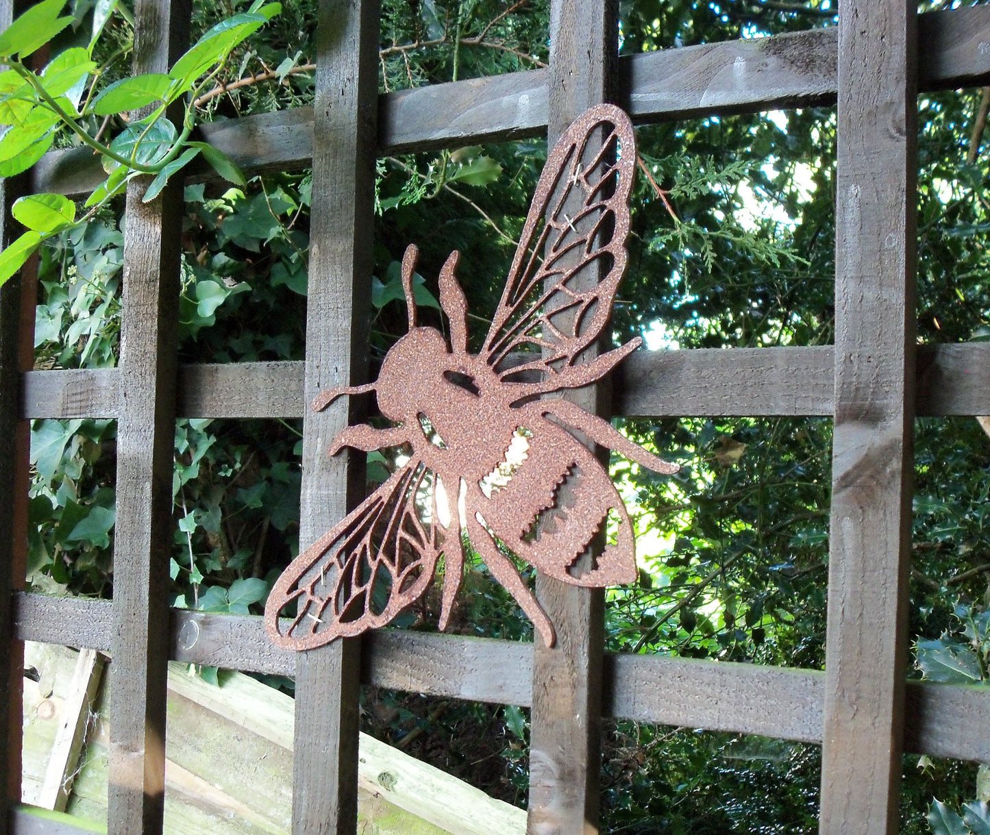 Rusty Metal HONEY BEE Garden Ornament. Rustic Garden Decor. Metal Garden Bee Decoration. Rusted Steel Garden Art. Birthday Gift for Mum.