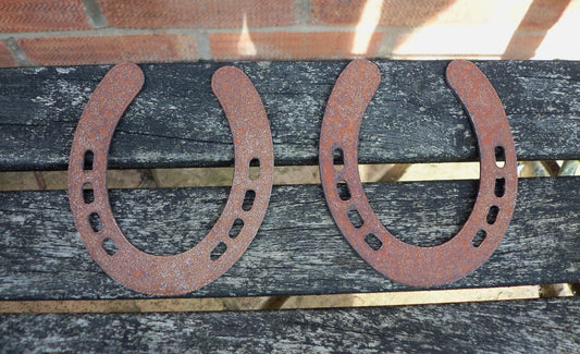 Rusty Metal PAIR OF HORSESHOES Garden Ornament Rustic Steel Art Decoration Vintage Gift (Replicas)