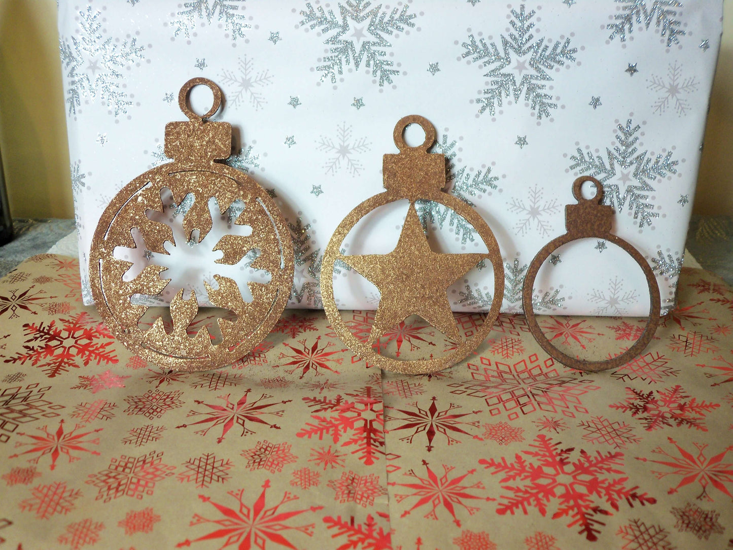 Rusty Metal BAUBLES x 3 with Antiqued Gold Finish Garden Ornament. Rustic Garden Decor. Rusted Steel Garden Art. Christmas Decoration Gift.