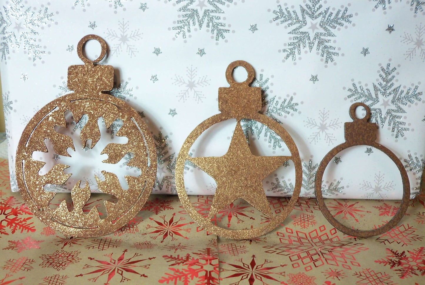 Rusty Metal STAR BAUBLE with Antiqued Gold Finish Garden Ornament. Rustic Garden Decor. Rusted Steel Garden Art. Christmas Decoration Gift.