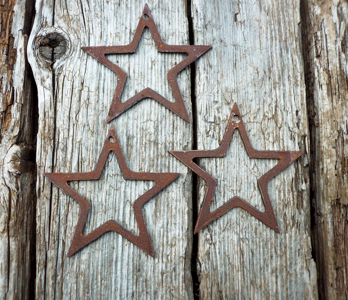 Rustic Steel Star Garden Gift Set - Rusted metal smaller star with hanging holes garden ornaments on a wooden table