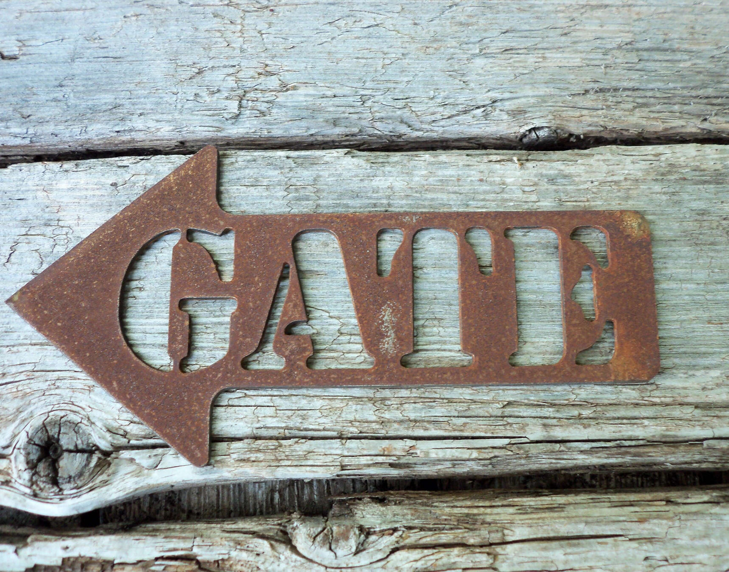 Rusty Metal ARROW -'GATE' Left/Right/Ahead Sign Garden Ornament. Rustic Garden Decor. Metal Garden Direction ARROW Decoration. Rusted Steel.