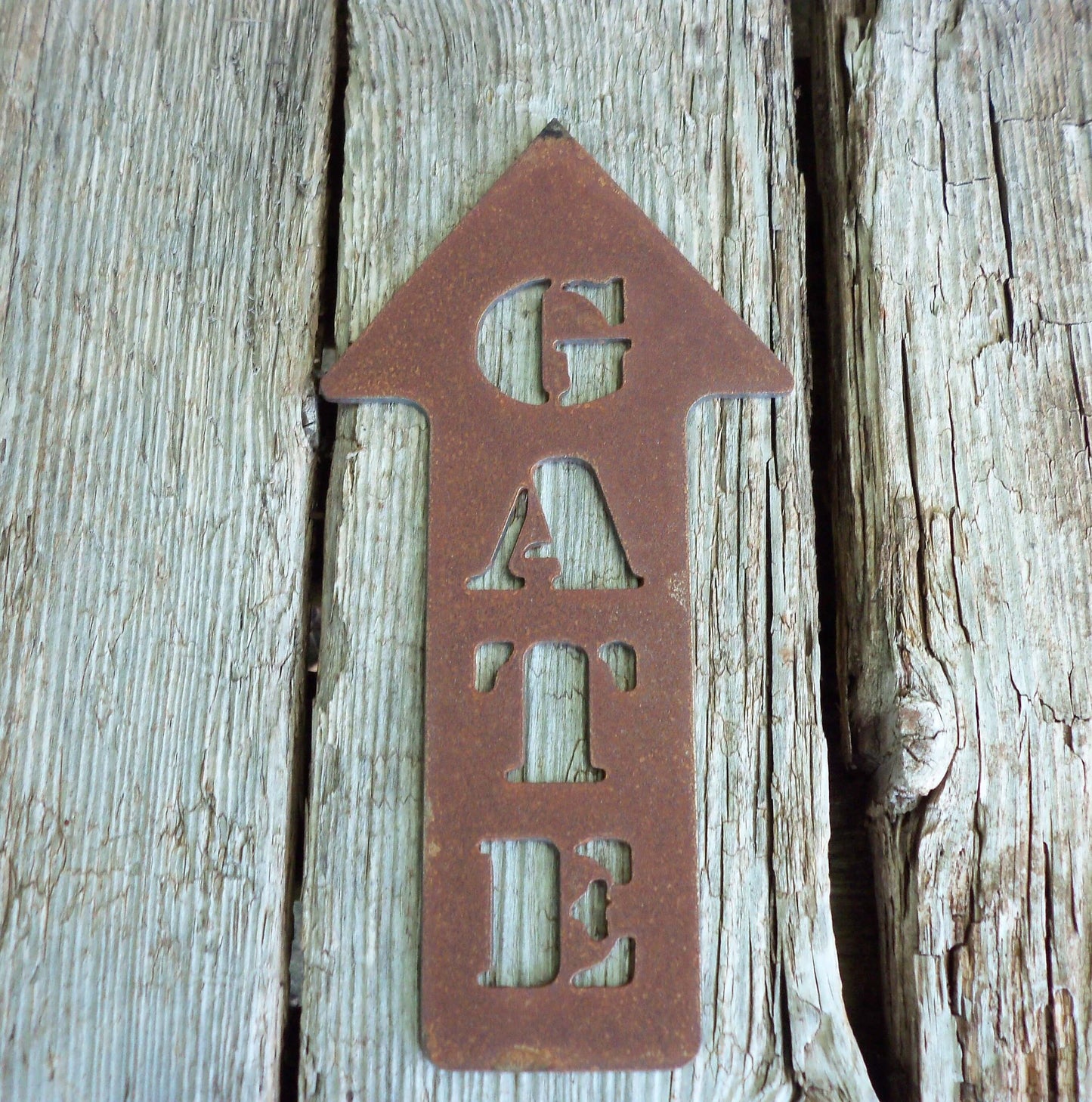 Rusty Metal ARROW -'GATE' Left/Right/Ahead Sign Garden Ornament. Rustic Garden Decor. Metal Garden Direction ARROW Decoration. Rusted Steel.