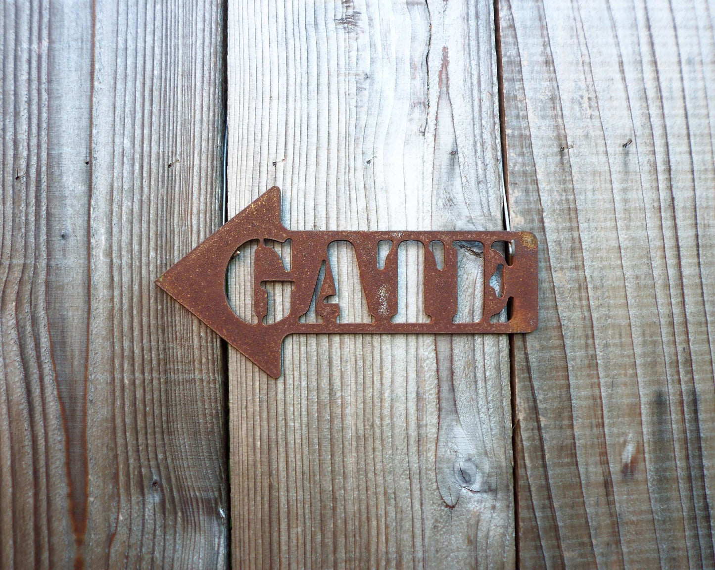 Rusty Metal ARROW -'GATE' Left/Right/Ahead Sign Garden Ornament. Rustic Garden Decor. Metal Garden Direction ARROW Decoration. Rusted Steel.