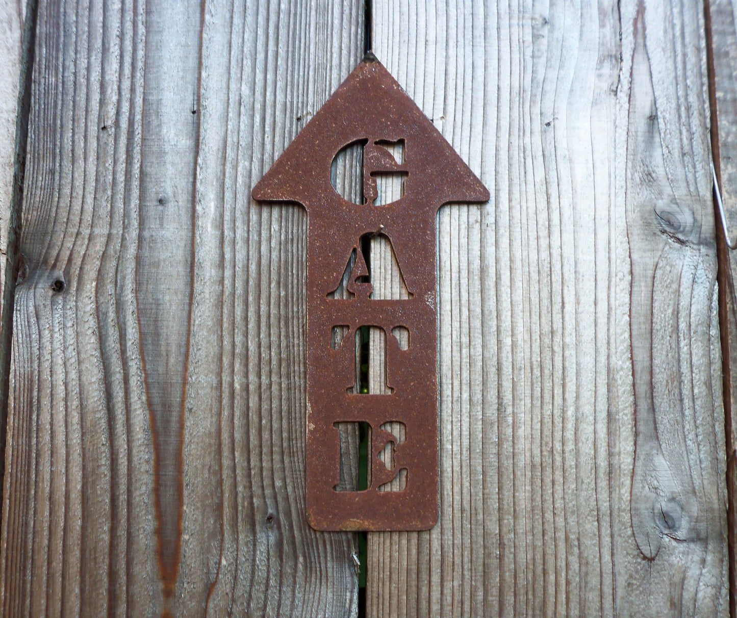 Rusty Metal ARROW -'GATE' Left/Right/Ahead Sign Garden Ornament. Rustic Garden Decor. Metal Garden Direction ARROW Decoration. Rusted Steel.