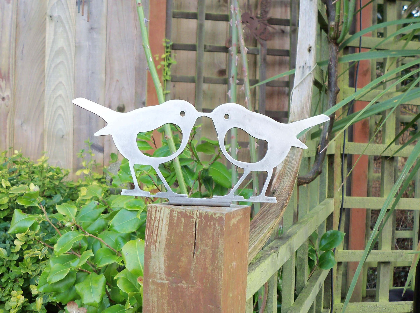 Rusty Metal KISSING ROBINS Birds Garden Ornament. Rustic Fence Post Topper. Outdoor Robin Decoration. Rusted Steel Art Sculpture.