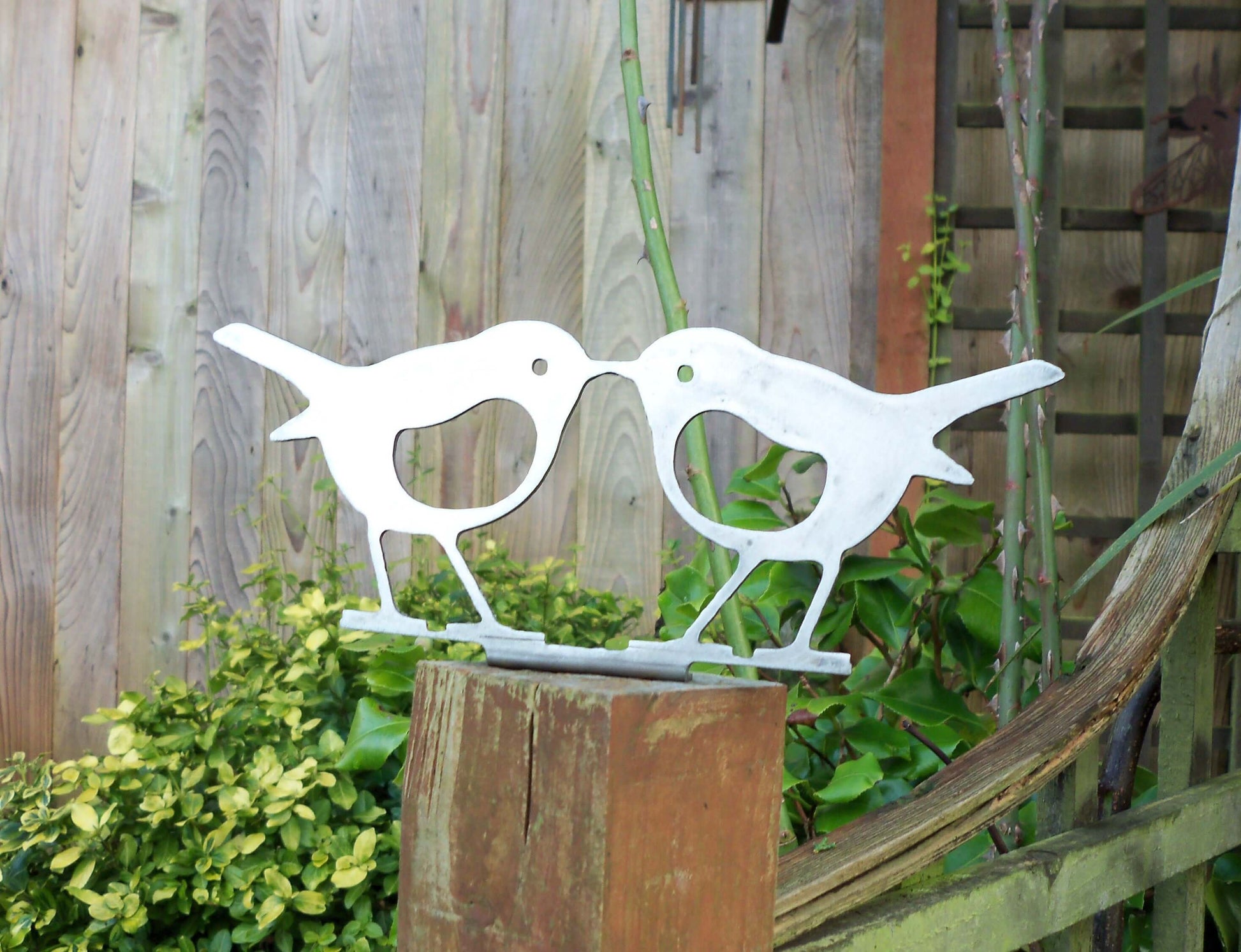 Rusty Metal KISSING ROBINS Birds Garden Ornament. Rustic Fence Post Topper. Outdoor Robin Decoration. Rusted Steel Art Sculpture.