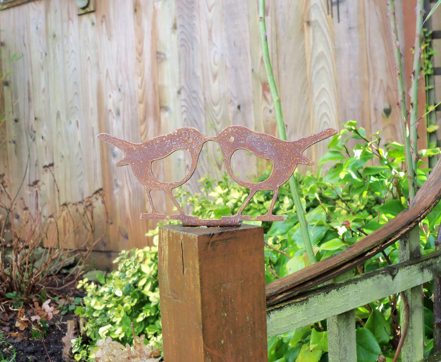 Rusty Metal KISSING ROBINS Birds Garden Ornament. Rustic Fence Post Topper. Outdoor Robin Decoration. Rusted Steel Art Sculpture.