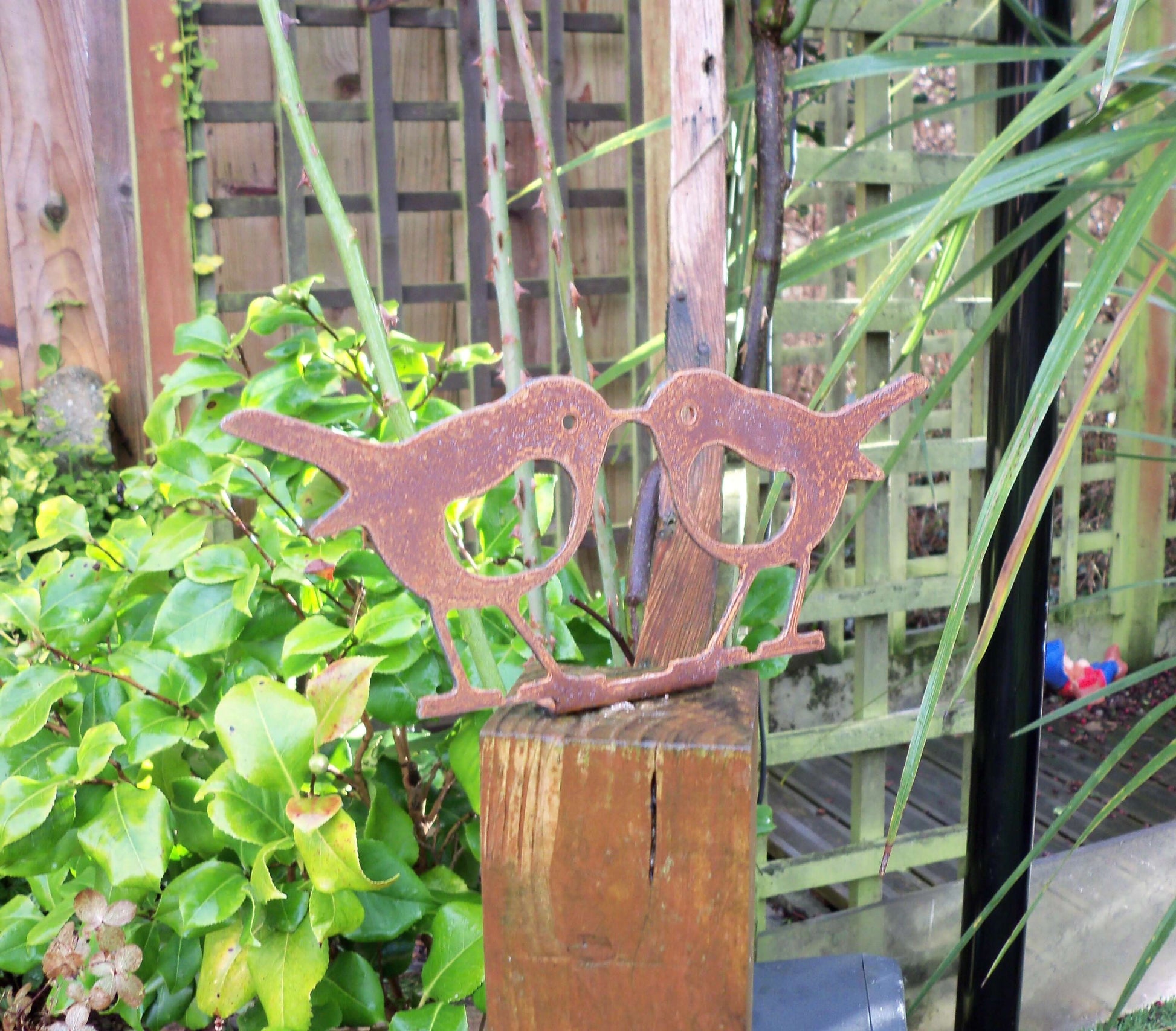 Rusty Metal KISSING ROBINS Birds Garden Ornament. Rustic Fence Post Topper. Outdoor Robin Decoration. Rusted Steel Art Sculpture.