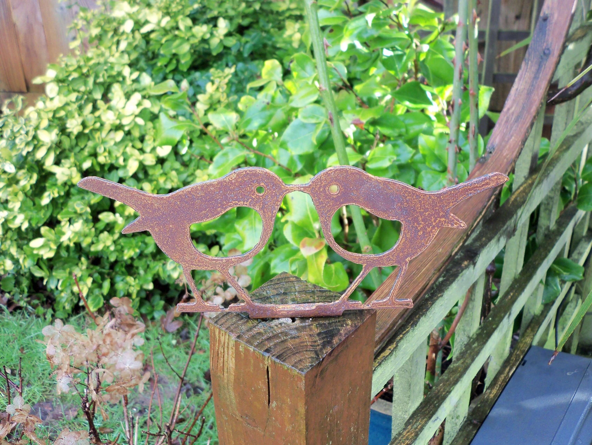 Rusty Metal KISSING ROBINS Birds Garden Ornament. Rustic Fence Post Topper. Outdoor Robin Decoration. Rusted Steel Art Sculpture.