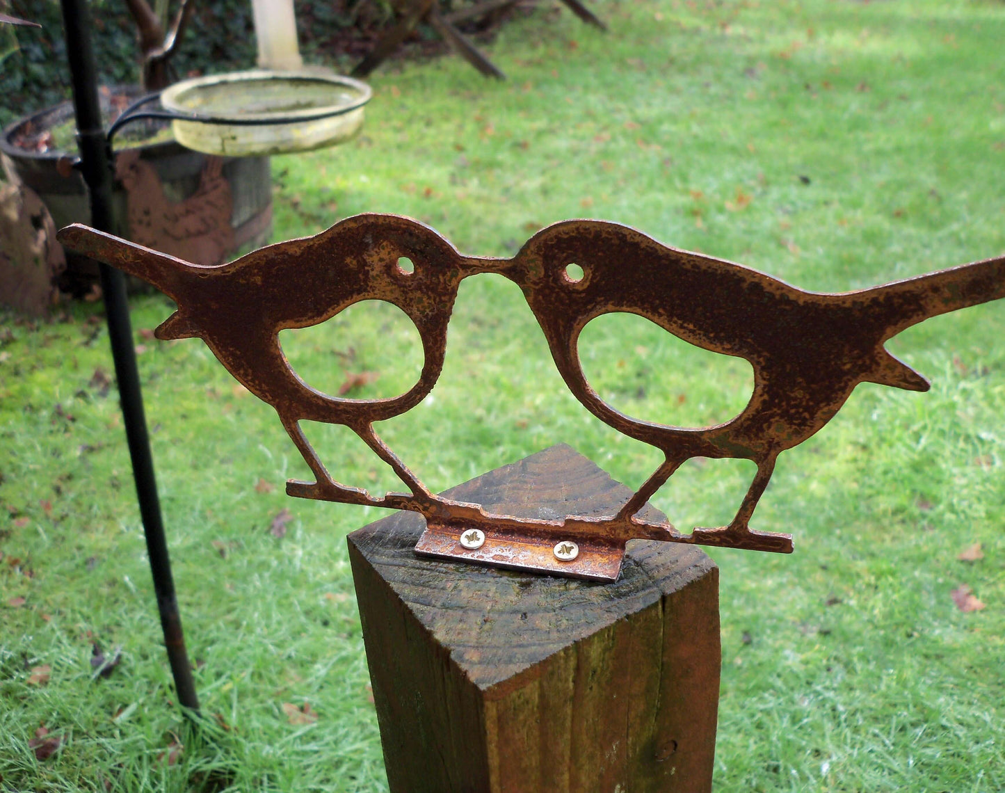 Rusty Metal KISSING ROBINS Birds Garden Ornament. Rustic Fence Post Topper. Outdoor Robin Decoration. Rusted Steel Art Sculpture.