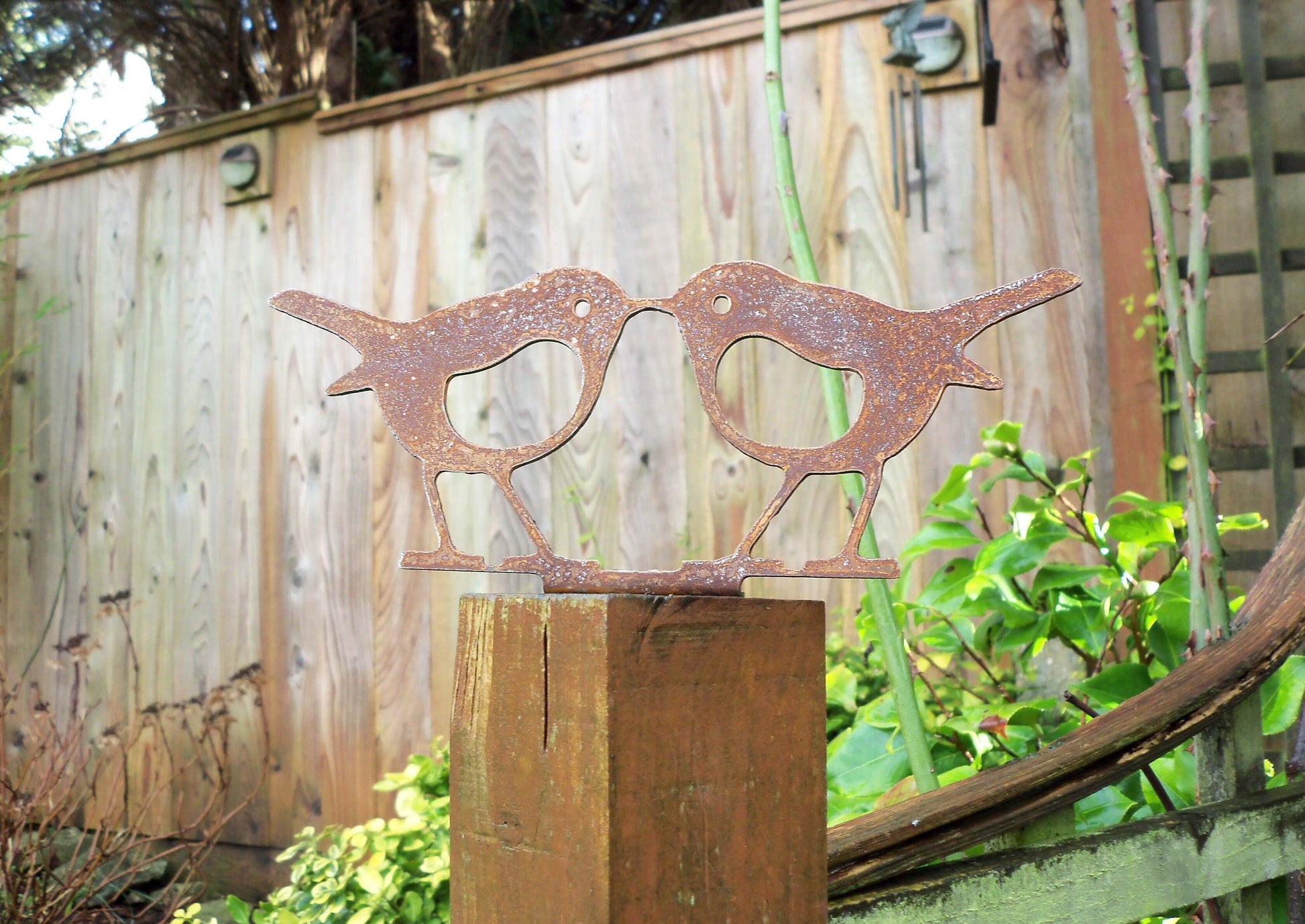 Rusty Metal KISSING ROBINS Birds Garden Ornament. Rustic Fence Post Topper. Outdoor Robin Decoration. Rusted Steel Art Sculpture.