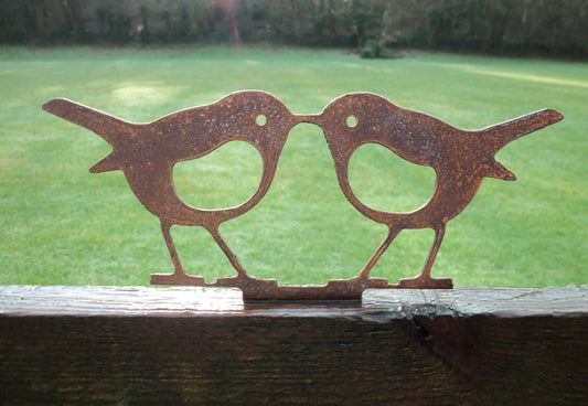 Rusty Metal KISSING ROBINS Birds Garden Ornament. Rustic Fence Post Topper. Outdoor Robin Decoration. Rusted Steel Art Sculpture.