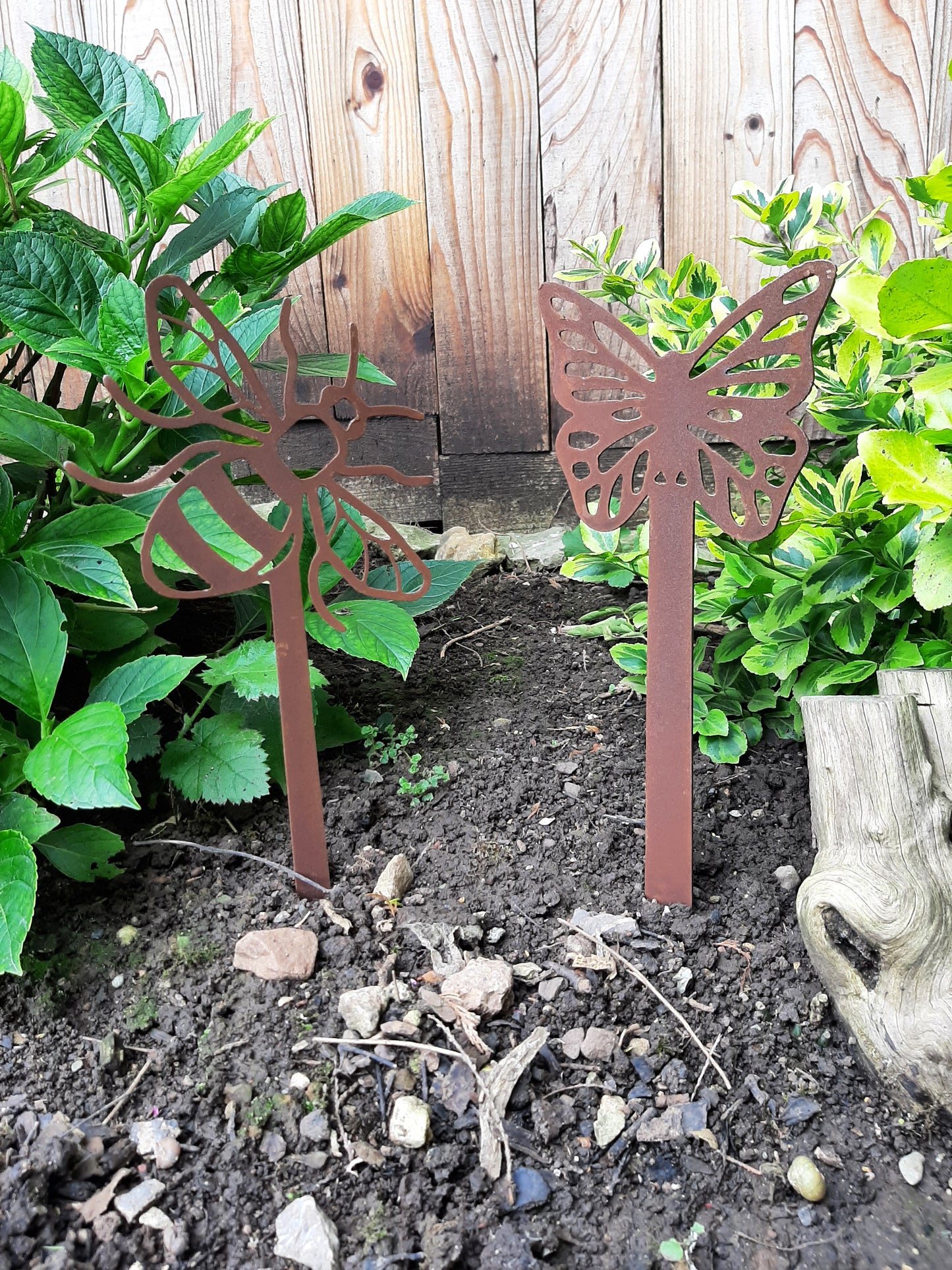 Rusty Metal HONEY BEE Garden Stake. Rustic Plant Pot Ornament. Metal Garden Bee Decoration. Rusted Steel Garden Art. Birthday Gift for Mum.