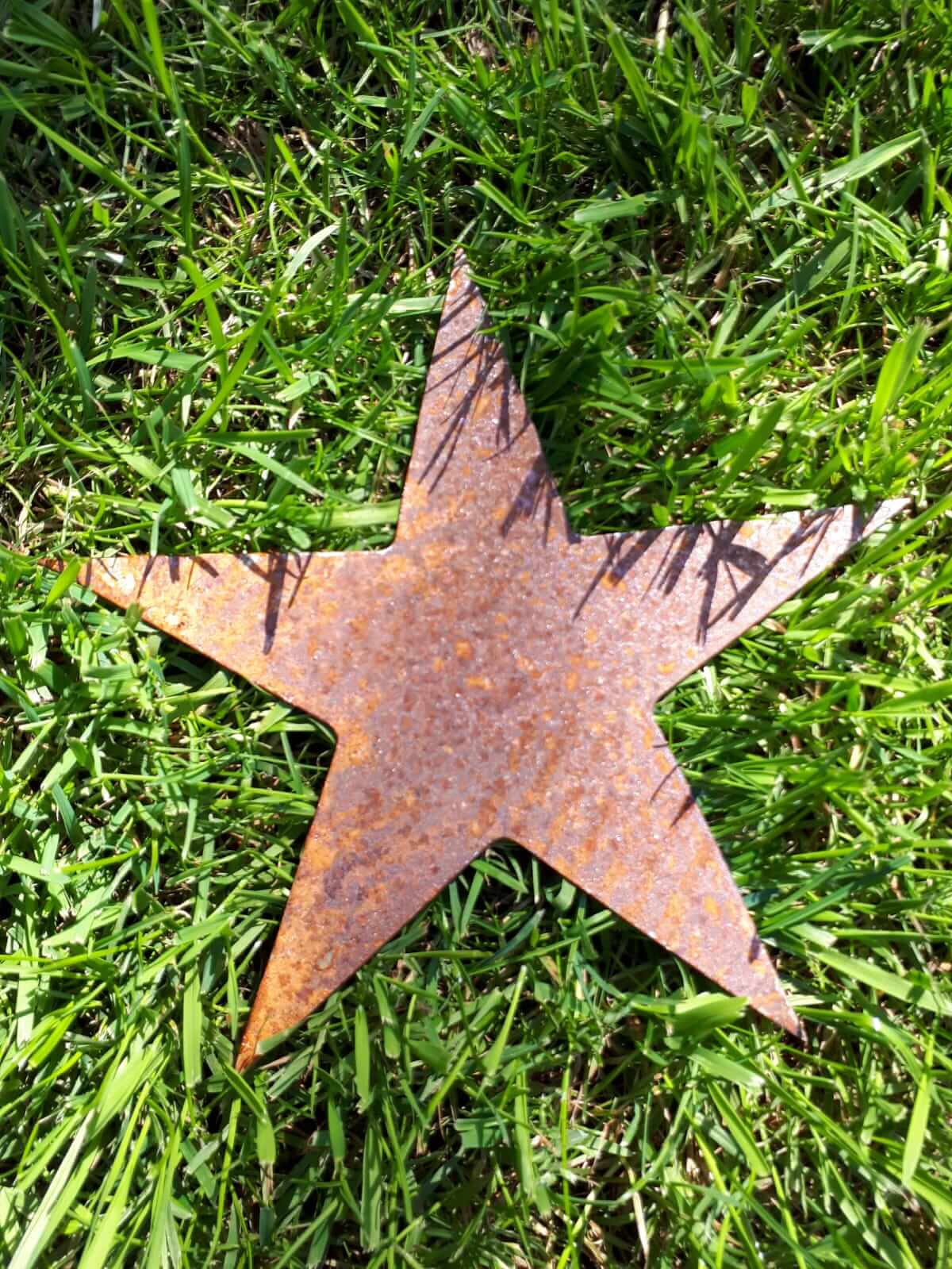Rustic Steel Star Garden Gift Set - Large rusted metal star garden ornament displayed on the green lawn
