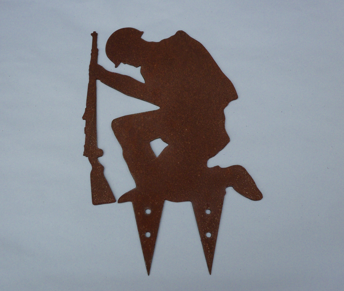 Rustic Steel SOLDIER Garden Ornament - Kneeling Metal Military Art Decoration with Ground Spikes
