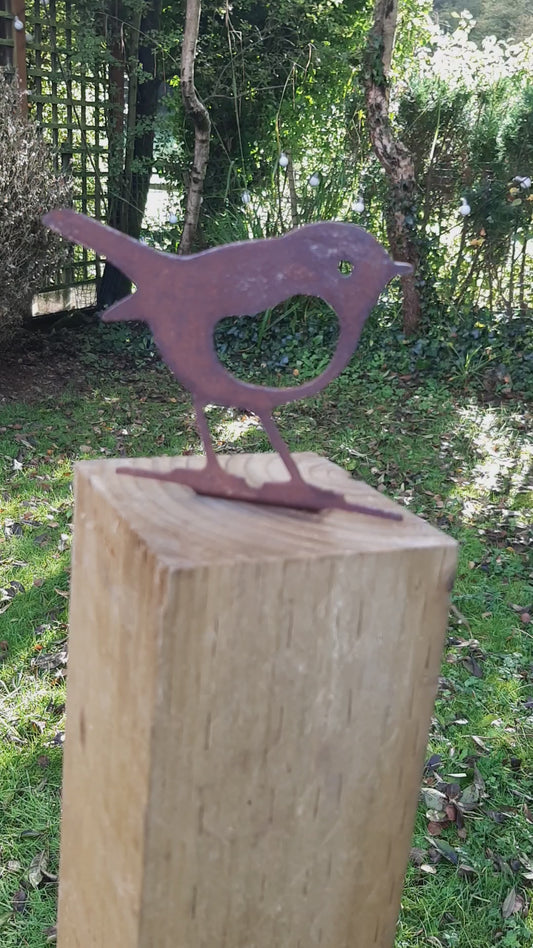 Rusty Steel ROBIN Garden Ornament - Rustic Metal Bird Decoration - Fence Post Topper or Ground/Pot Spike
